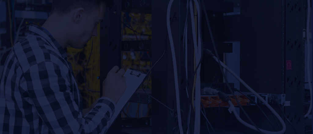 Sem monitoramento, um data center opera no escuro. Falhas em energia, climatização ou rede podem gerar downtime, prejuízos e impacto na reputação. Neste artigo, você entende como o monitoramento evolui para gestão inteligente (DCIM), garantindo previsibilidade, eficiência e controle total da infraestrutura. Descubra como o DATAFAZ transforma dados em decisões e posiciona sua operação em um novo nível de performance.